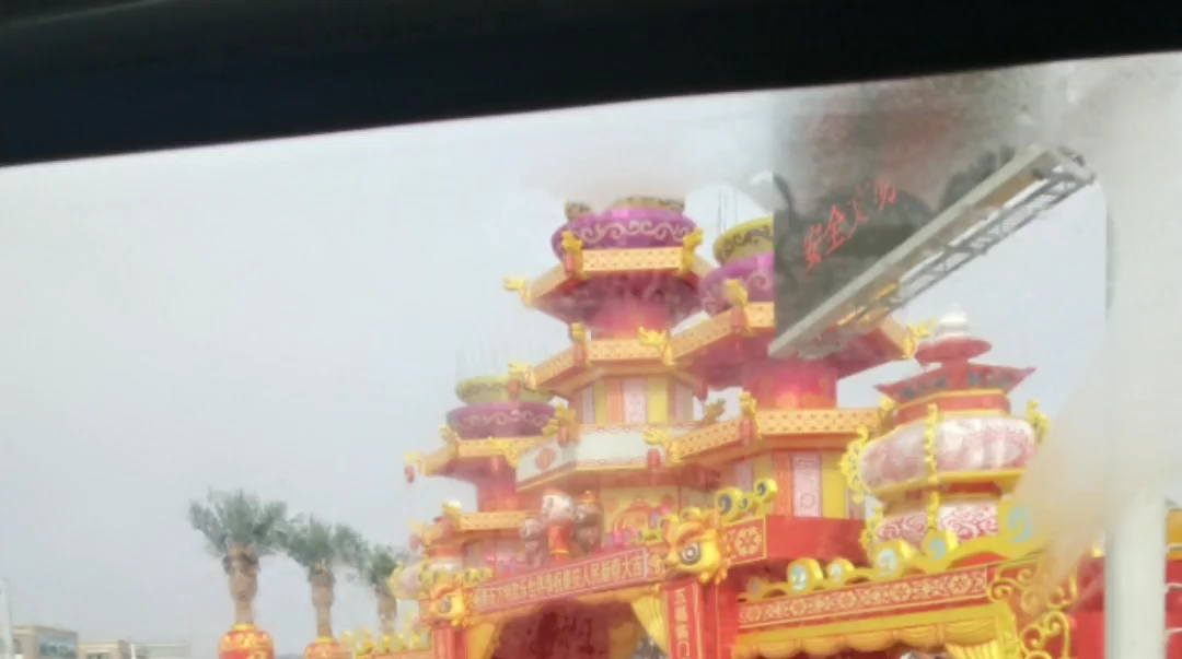到家门口不让进村啊,禁止串门儿